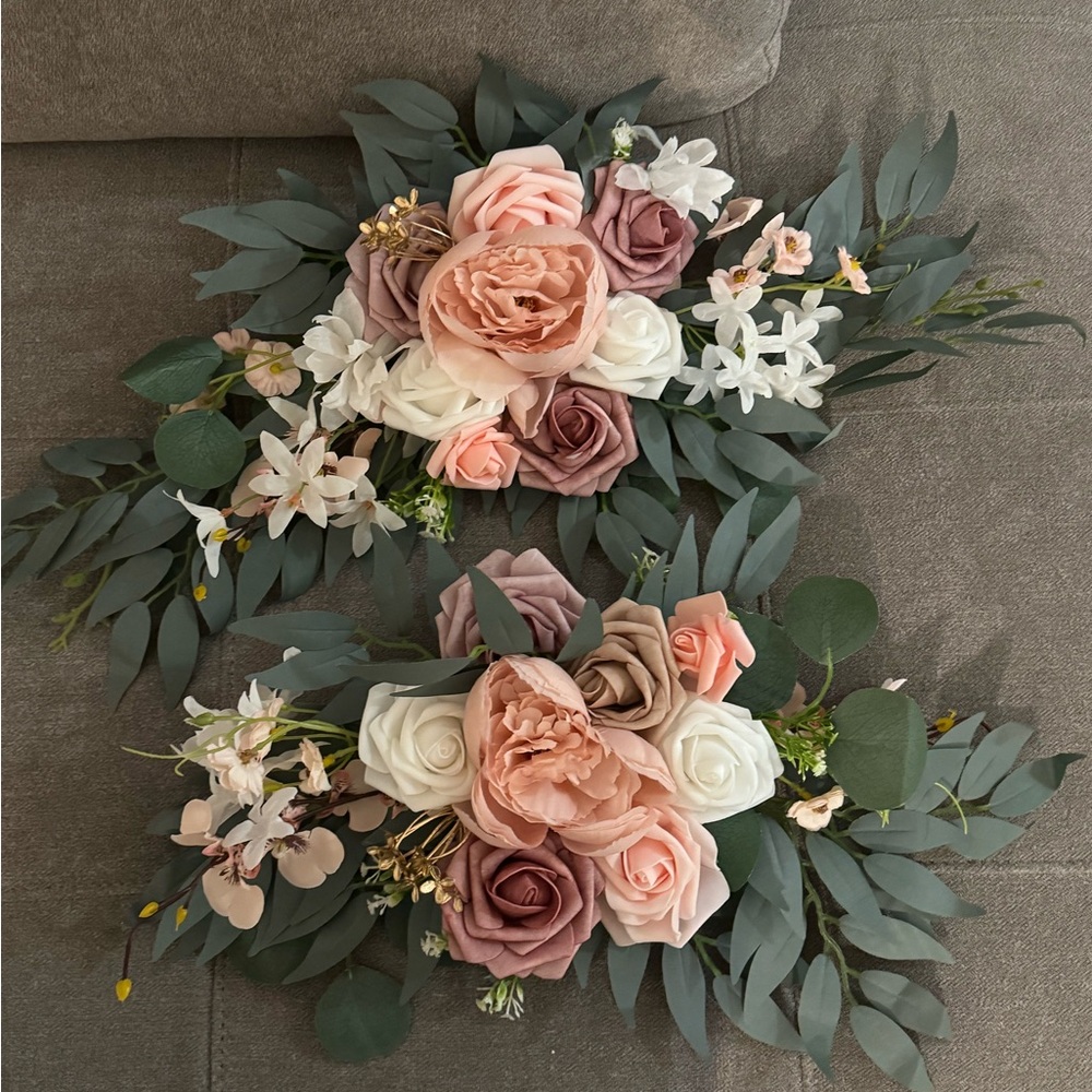 Elegant Floral Arrangement with Pink and White Roses